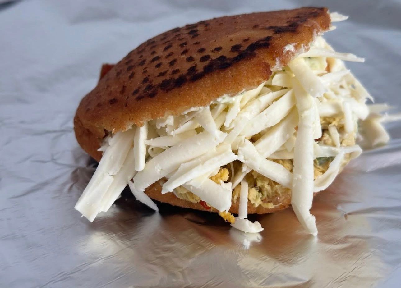 Arepas venezolanas grandes rellenas - Comida Venezuela A Coruña