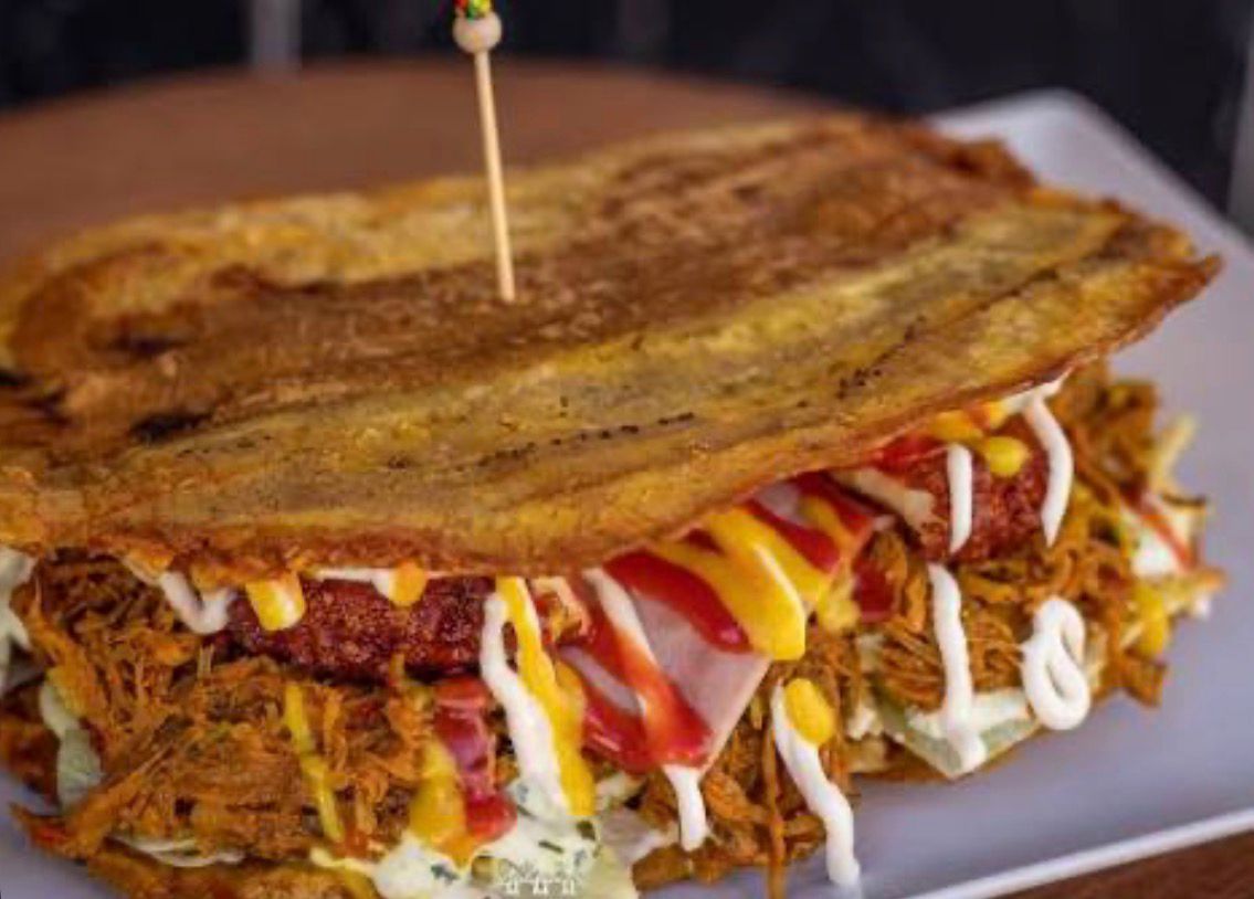 Patacones venezolanos grandes rellenos - A Coruña comida Venezuela